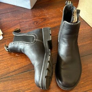 Almost new Blundstone Chelsea boots. Black. Amazing.